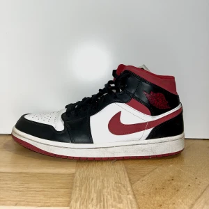 Air jordan 1 - Säljer mina jordans då jag inte använder dem. Bär dom sällan för att jag är rädd för slitage. Så känns onödigt att baha ha. Minimalt slitage.