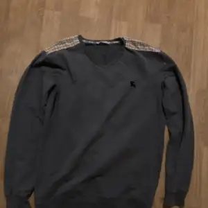 Mörk grå burberry tröja storlek XL (tror den är kopia) Skriv om du vill ha mer bilder