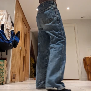 straight leg jeans - superfina jeans som är raka i formen o lite baggy, lite urtvättade 💥 färgen på sista bilden är irl färgen 💞något slitna längst ner, skickar bild om det önskas! har också fler bilder på hur de sitter, bara att fråga 💞💞midjemått: 88 cm