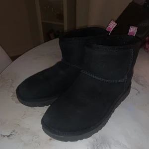 UGGS  - Sparsamt använda, storlek 37 