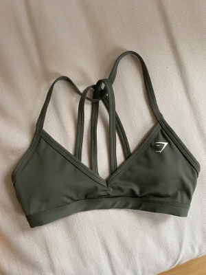 Gymshark sportbh  - Sportbh från Gymshark, använd 2-3 gånger så i fint skick! DOCK klippt hål för att kunna lägga in pads men inget som märks/känns 😃 se bild 3