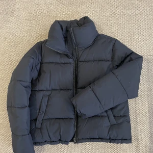 Pufferjacket BIK BOK Vinterjacka - Fin pufferjacket vinterjacka från BIK BOK i nyskick. 