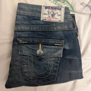 Superfina true religion jeans köpta här på Plick men som tyvärr är för små för mig (därför skickar jag INGA bilder med dem på). Om dem hade passat hade jag behållt😭