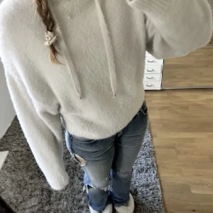Mjuk tröja - Skitsnygg tröja, fluffig i vit/beige! Riktig sthlmstil😍
