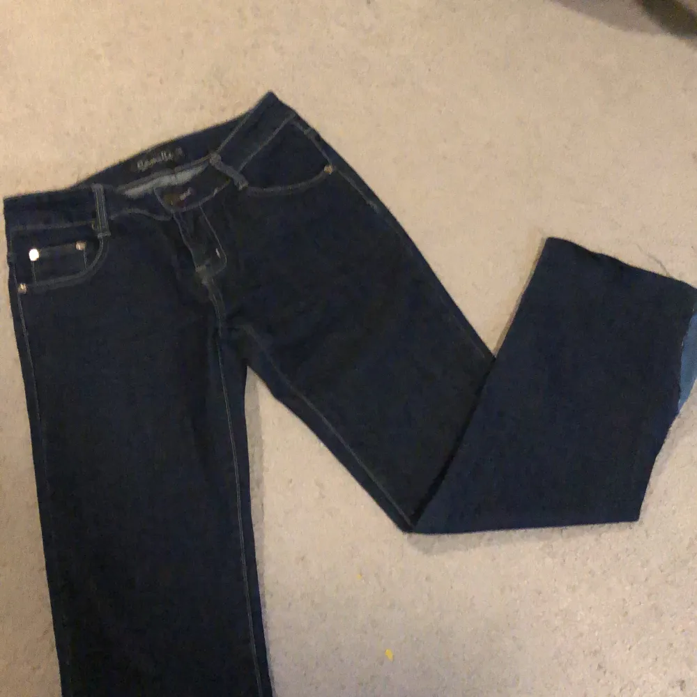 Ett par jätte fina lågmidjade jeans som är köpta secondhand. Har ej använt de så mycket då de är för korta. Skulle säga att den passar ngn med storlek 34/36. Ganska kort i längden och är sydda längst nere.🫶. Jeans & Byxor.
