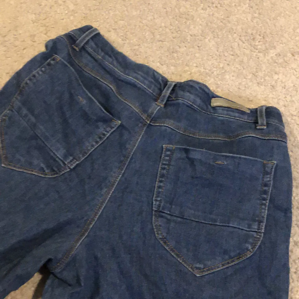 Säljer ett par jätte jätte fina jeans från name it (köpte på zalando tror jag) i storlek 158. (13 y)  Inte använda en enda gång pga att de är för korta. Lågmidja och snygga fickor🫶😍. Jeans & Byxor.