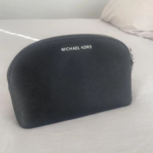 Michael Kors necessär - Oanvänd Michael Kors necessär.  Svart läder. 