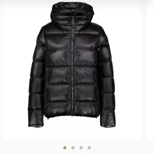 Colmar  - Colmar jacka köpt förra vintern, nypris ca 6000 men säljer för 4000. Strl 46 sitter bra på mig som vanligtvis har S. Inga tecken på användning 