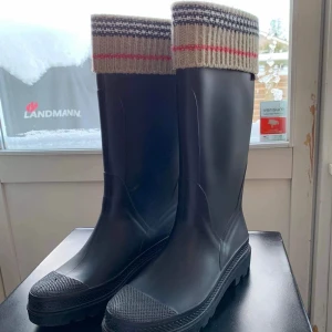 Burburry stövlar  - Säljer dessa jättefina Burberry stövlarna då dom inte riktigt har kommit till användning. Tryck gärna inte på köp nu innan du skrivit till mig💕😊