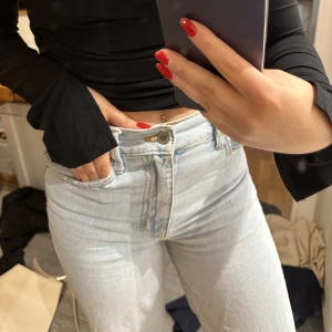 ZARA Jeans - Blå högmidjade jeans från ZARA med slitning på ena benet.  Jag är 162 och de är bra i längden åt mig! Bara att skriva om du har någon undran🩷