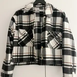 Plaid cropped jacket from Zara!  • Brown, black and white plaid  • Silver vintage buttons and detailing  • Pockets open  • Lightly worn  • Size S  • Original price: 550kr 