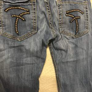 Snygga mörkblå jeans som jag säljer då de inte kommer till användning längre. Har så snygga fickor! Är stretchiga så skulle säga att de passar 25-26. Kom privat för fler bilder
