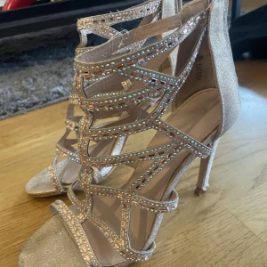 Klackskor - SÄNKT PRIS!  Fina klackskor använda en gång. Köpta i London