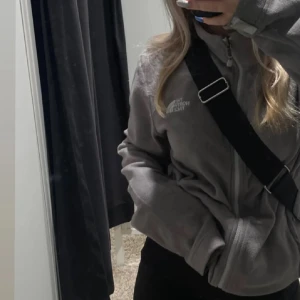North face fleece - säljer min mysiga north face fleece då den är lite för stor på mig. Köpt på beyond retro i december förra året. Storlek M, passar även S. 