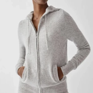 Soft goat zip hoodie - Säljer en så fin zip hoodie ifrån Soft goat, köpt för 2695kr och använd fåtal gånger