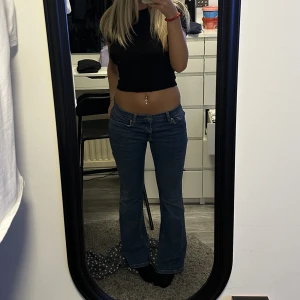 Lågmidjade jeans - Så snygga Lågmidjade jeans från gina! Nyskick, passar mig som vanligtvis har s i byxor💕