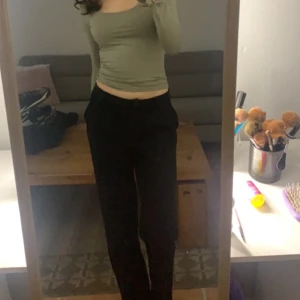 Kostymbyxor - Lågmidjade super fina kostymbyxor i fint skick, säljer då de är för stora. Passar S och m 😊