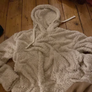 Teddy-hoodie  - En extremt mysig och väldigt varm hoodie i teddy-tyg på både utsida och insida. Använd max 4 gånger. 