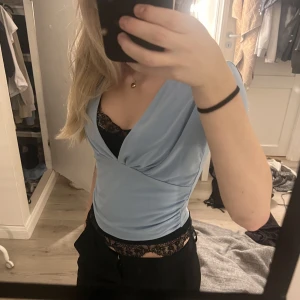 Blå sommartopp - En söt ljusblå sommartopp/ festtopp, ej använd- prislapp sitter kvar. (Linnet under är enskild och till för tips hur man kan styla toppen, den ingår ej💓) 🩷🪽🩵