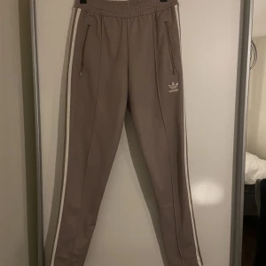 ADIDAS BYXA  - Adidas byxor, använda en gång & i toppskick, storlek Xs, köpta för 1000kr, pris går att diskutera. Säljer även tröjan - men i annan annons 