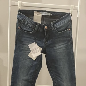 Vera Moda Jeans - Hej här säljs de här aldrig använda Vera Moda jeans. De är mörklblåa , skinny jeans med en low waist. Jättefina , alla lappar finns kvar sedan köpet. Priset går att diskutera och fråga om mer bilder ifall ni är intresserade 💗