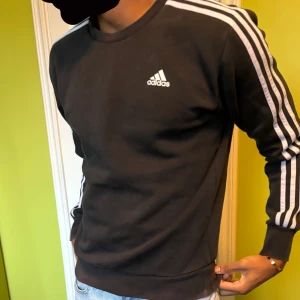 Adidas tjocktröja - Adidas tjocktröja i hyfsat bra skick 