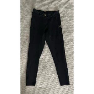 ZacZess breaches - Använda en del förra året men passar inte längre Lätt slitage vid inner vad som inte märks om man har stövlar eller chaps träningsmaterial på insidan, ingen fleece Nypris: 1199 Mitt pris 699 Kan diskutera pris, buda så ser vi :) 