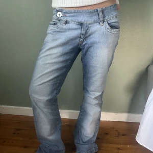 lågmidjade jeans  - Superfina o coola jeans i ljus tvätt!! Sitter väldigt fint och är i riktigt bra skick⭐️