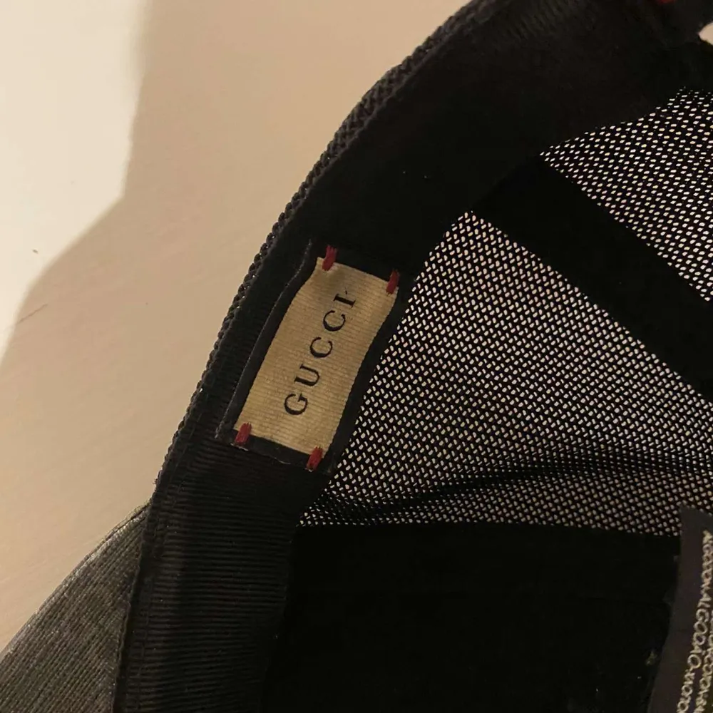 Byter bara mot beige Gucci keps storlek (XS)💯   Skick 9/10 är min Gucci keps Äkta 100% bevis finns . Accessoarer.