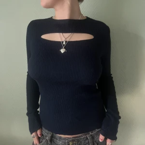 stickad långärmad - Asnajs långärmad med cool detalj! Superbra skick🔥Mer marinblå i verkligenheten!