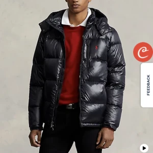 Polo Ralph Lauren jacka  - Intressekoll på min fina Ralph Lauren jacka. Jackan är vi väldigt fint skick, finns inga defekter på den. Inköpt för ca 5000kr. Det är en herrmodell i storlek S men passar fint på mig som brukar ha xs/s.