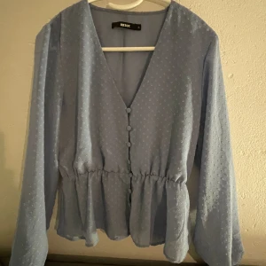 Bakbok  - Blus från BikBok, aldrig använd!  Super söt och passar både S och M🙌🏽