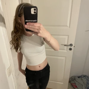 vit topp - säljer denna jätte gulliga topp med lite puffiga armar. Jätte bra i skick och använd få tal gånger💕🙏🏻storlek är M men sitter exakt som S-XS