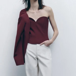 Fest topp - Jättefin vinröd festtopp från zara, storlek M! Använd fåtal gånger