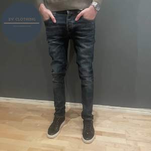 Ett par feta blå slim jeans från nudie i modellen Lean Dean som passar riktigt bra nu till vintern. De har använts varsamt och är i mycket gott skick. Storlek 31/32, modellen på bilden är 181 och väger 71kg. Nypris 1600 - vårt pris 645