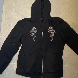 caliroots hoodie - tjock hoodie från caliroots, drakarna är insydda