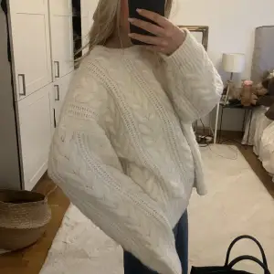 Såå mysig stickad tröja från Vero Moda! nypris 500kr mitt pris 350kr! 💞💞i stl XL men skulle säga mer M/L och sitter super fint på!❣️