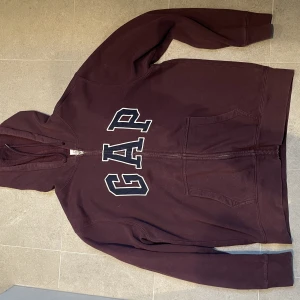 gap hoodie - vinröd tröja från gap