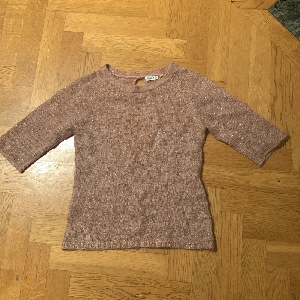 Säljer denna supersnygga tröjan då den inte används, nypris är typ 2000 men säljer nu för 200 då den är i väldigt fint skick🫶🏻 skriv för mer info eller prisförslag🤍. Tröjor & Koftor.