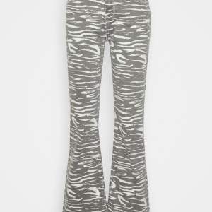 Såå cola ”zebra” jeans från Guess. Använda 1 gång! Storlek 32. Nypris 1295kr. STORLEKERNA ÄR I 24-34