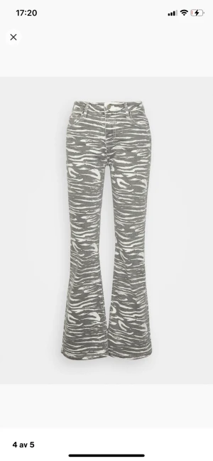 Jeans  - Såå cola ”zebra” jeans från Guess. Använda 1 gång! Storlek 32. Nypris 1295kr. STORLEKERNA ÄR I 24-34