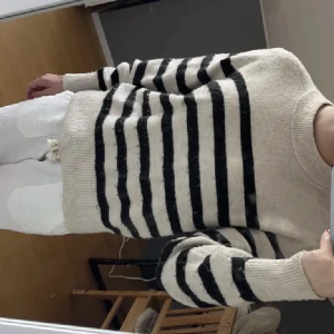 Stickad tjocktröja - Stickad tröja från HM i strl XS