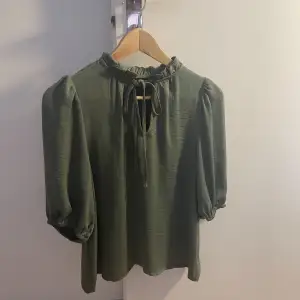 Grön blus från vero moda 