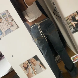 Jeans  - Sååå snygga lågmidjade jeans som är tyvärr för stora på mig💞🥲Innerbenslängd 79. Midjemått: 66-70. 