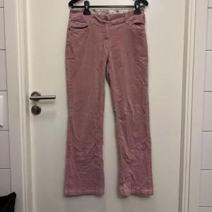 Low Rise jeans  - Söta rosa lågmidjade manchester byxor i storlek 36🩷!   Katt finns i hemmet, försöker ta bort allt hår innan leverans🩷