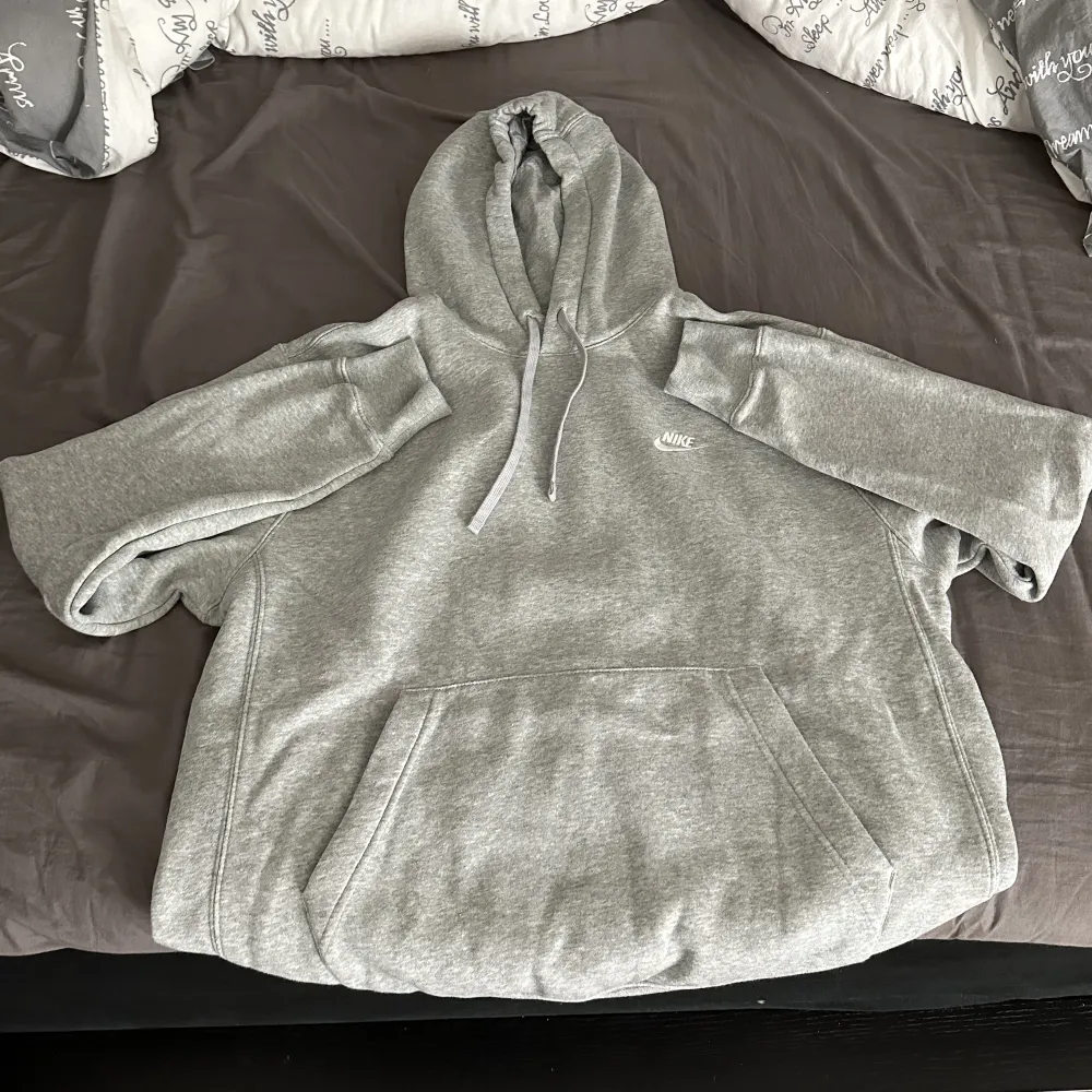 Säljer en oanvänd nike hoodie, då den aldrig har kommit till använding. Strl M💕. Hoodies.