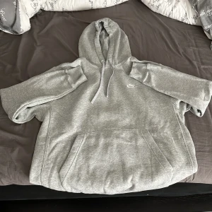 Nike hoodie - Säljer en oanvänd nike hoodie, då den aldrig har kommit till använding. Strl M💕