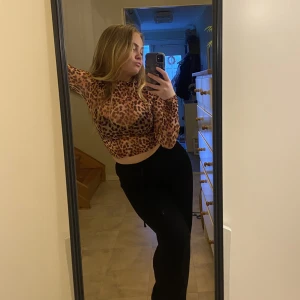 Leopardmönstrad topp - Tunt material, lite mer som en blus men ändå en elastisk tröja. Sitter slimmat mot kroppen. Fått väldigt mycket komplimanger för tröjan!