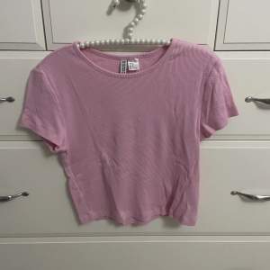 Lite kortare rosa ribbad t-shirt från H&M🩷