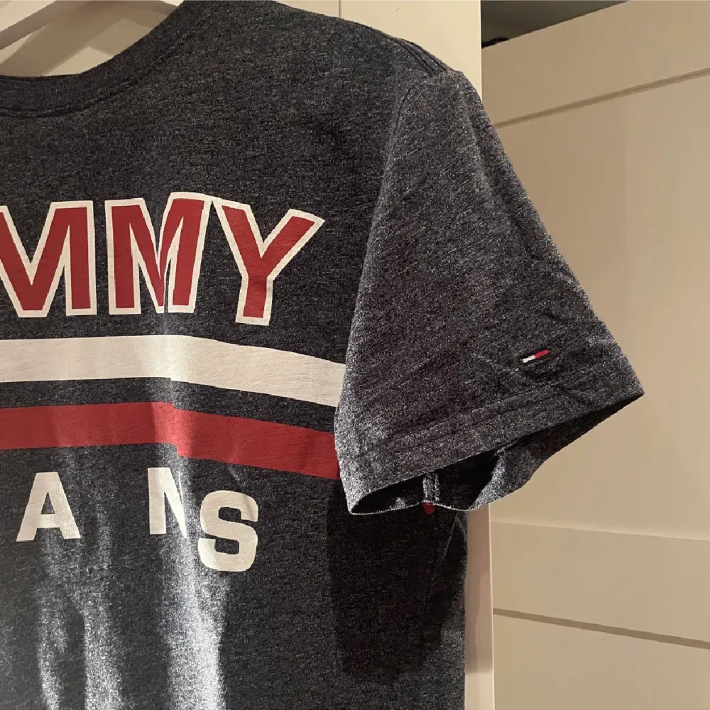 Säljer denna Tommy Hilfiger T-shirt då min kille inte använder den och den ligger bara . T-shirts.